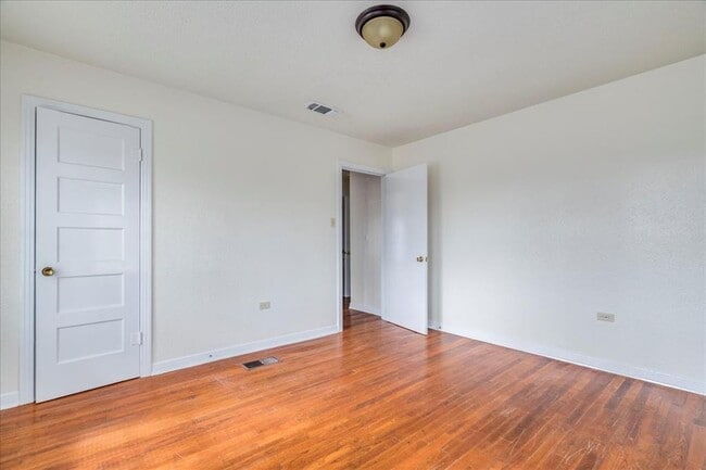 Building Photo - 1119 N LBJ Dr