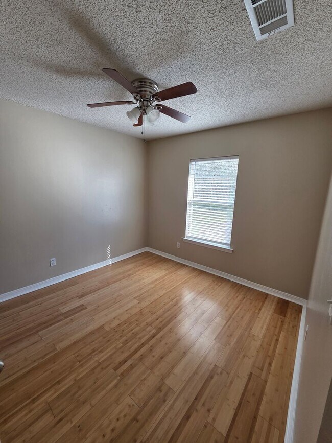 Building Photo - Three Bedroom, Two Bath