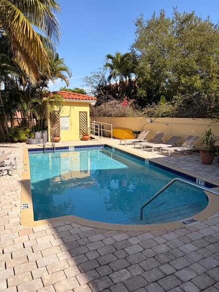 Building Photo - 4812 Pine Tree Dr