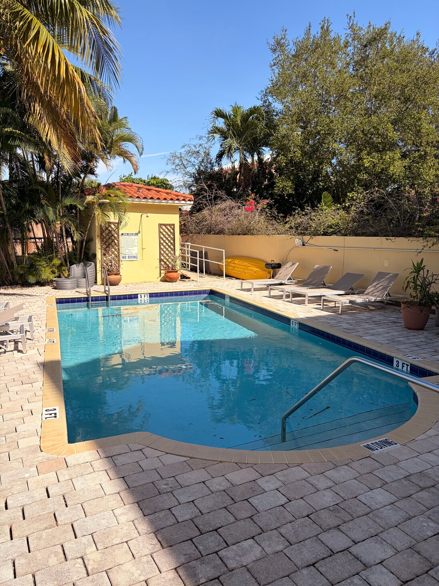 Building Photo - 4812 Pine Tree Dr