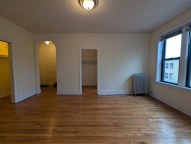 Building Photo - 2704 N Sawyer Ave