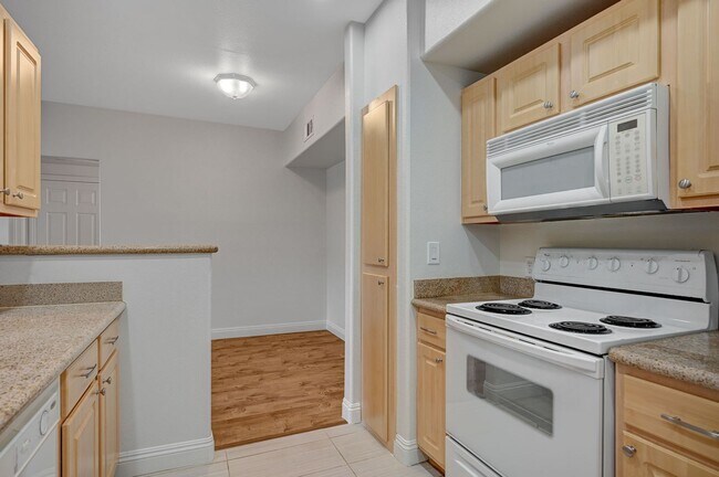 Building Photo - Stunning first floor condo with new wood floor!