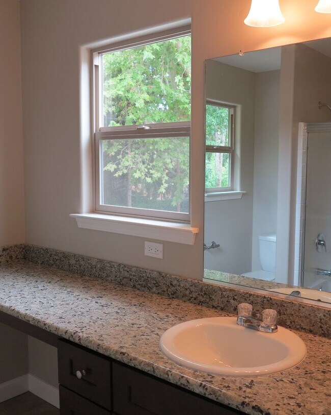 Building Photo - Charming 3 Bedroom & 2.5 Bathroom Available in Atascadero!