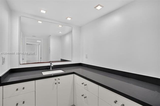 Building Photo - 6039 Collins Ave