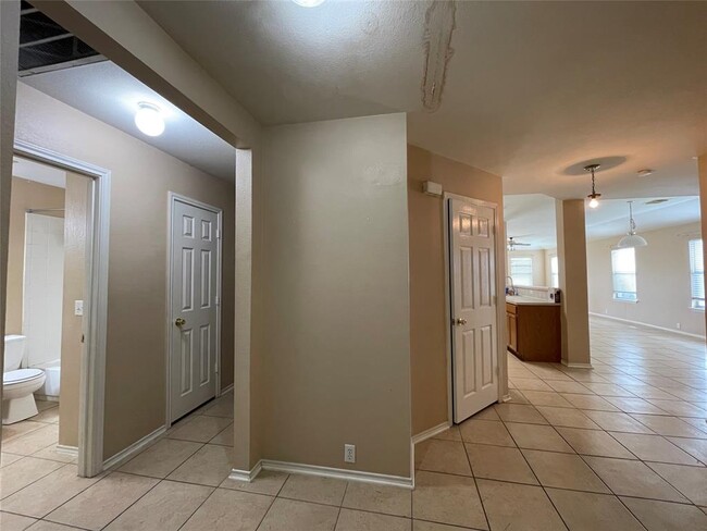 Building Photo - 14805 Lantern Dr