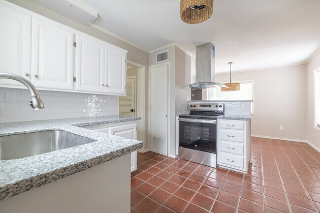 Building Photo - Pre-lease Sumer 2026! Charming 2-Story Home in Tech Terrace!