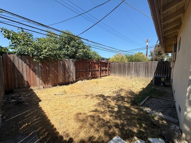 Building Photo - Cute 2 bedroom, 2 bath duplex available NOW!