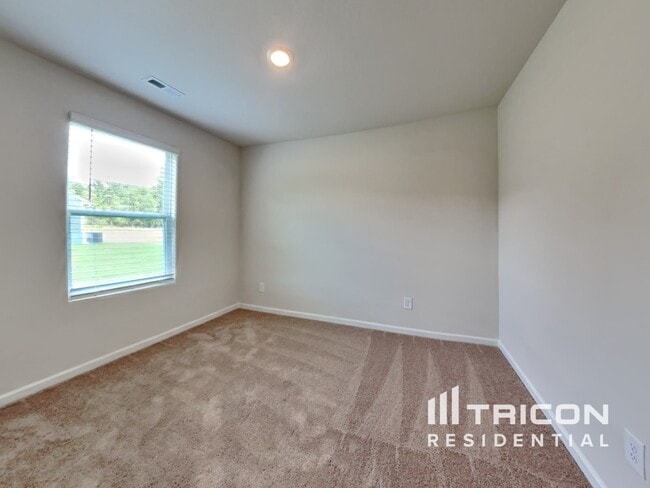 Building Photo - 390 Coleshill Rd