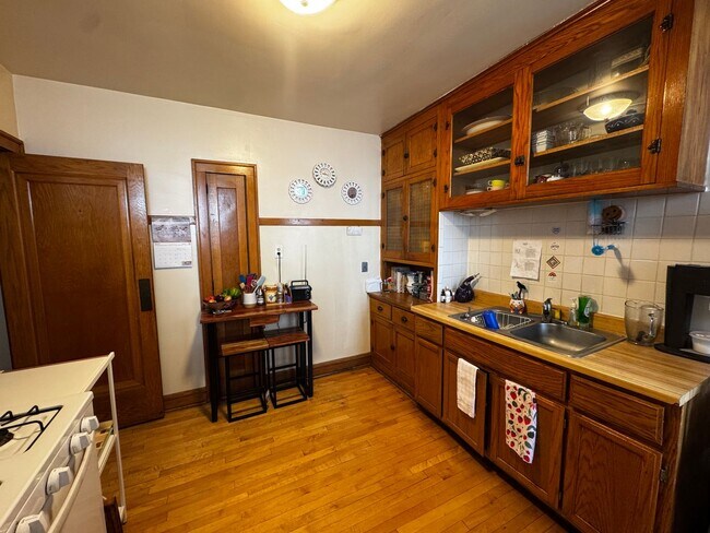 Building Photo - 3305 Menard