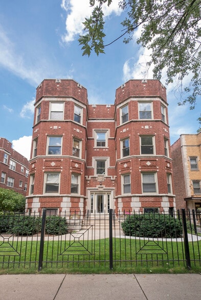 courtyard building with secure entry - 1332 W Greenleaf Ave