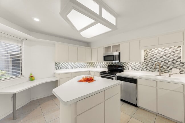 Building Photo - 2329 Briarwest Blvd