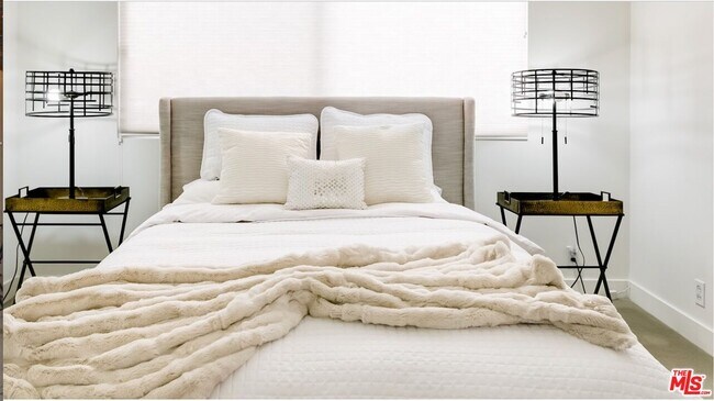 Building Photo - 5470 Katherine Ave