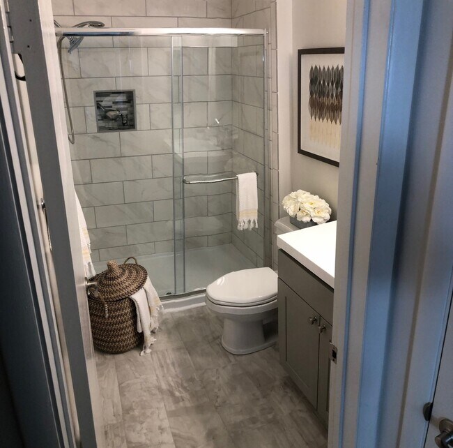 Building Photo - One Bedroom Signature Style Apartment on t...