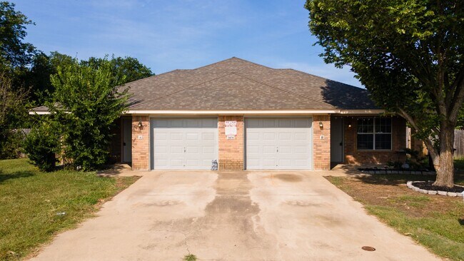 Building Photo - 1404 Chips Dr