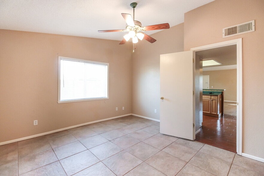 Building Photo - 119 S Cottonwood St