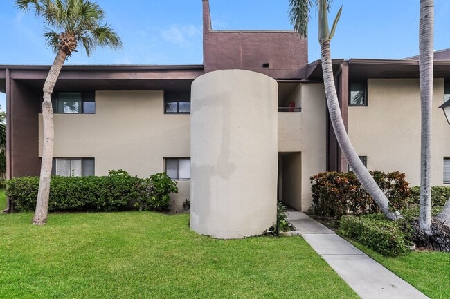 Building Photo - 3 BR / 2 BA Ground-Floor Condo | Screened ...