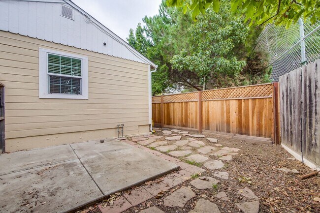 Building Photo - I Street