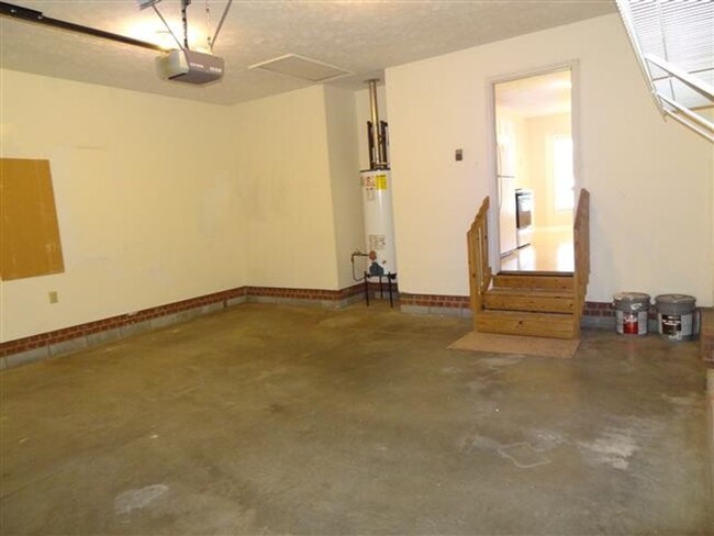 Building Photo - 3 BR, 2 BH, Double Garage Home in a Well E...