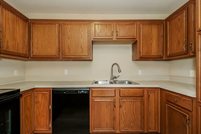 Building Photo - 6101 Summerfield Dr