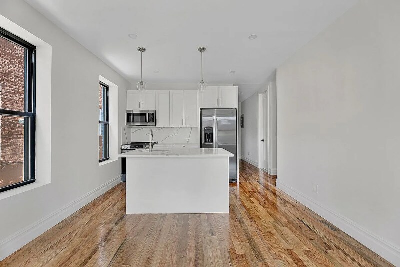Primary Photo - 694 Ashford St