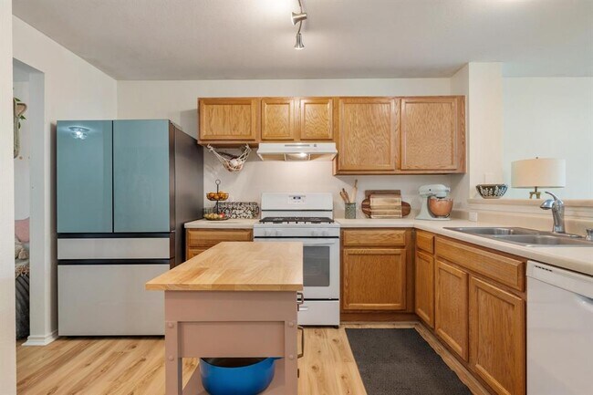 Building Photo - 626 Goldenrod St