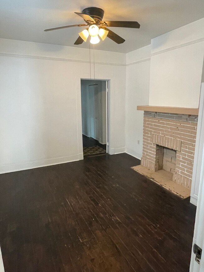 Building Photo - 2BD/1BA Shotgun w/ Huge Sunroom and Backyard