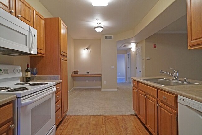 Building Photo - 3 bedroom, 2 bathroom condo with great flo...