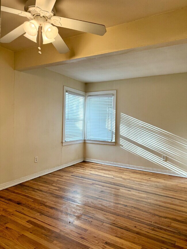 Building Photo - Cute 2/1 Minutes from Tech!
