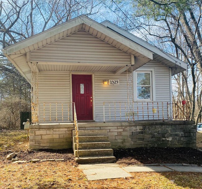 Building Photo - 2 bedroom/1 bath - Available Now
