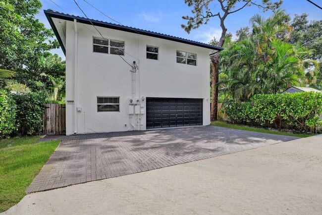 Building Photo - 833 SW 17th St