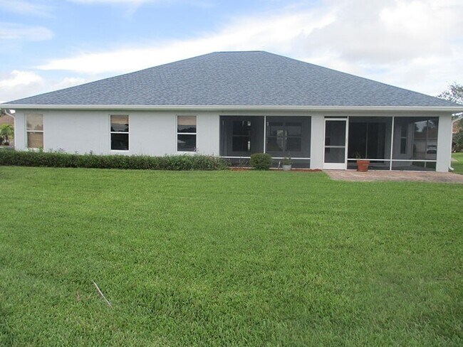 Building Photo - 935 Southlakes Way SW