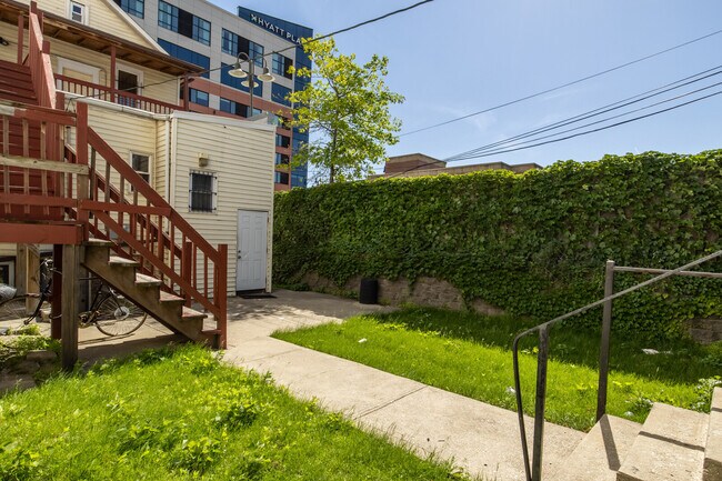 Building Photo - 1546 W North Ave