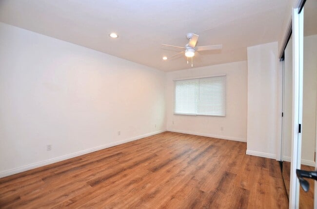 Building Photo - 4Bedroom 3.5 Bathrooms single family home
