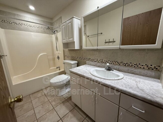 Building Photo - 1633 N Country Club Rd