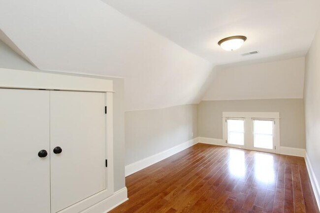 Building Photo - 843 Cherry St SE