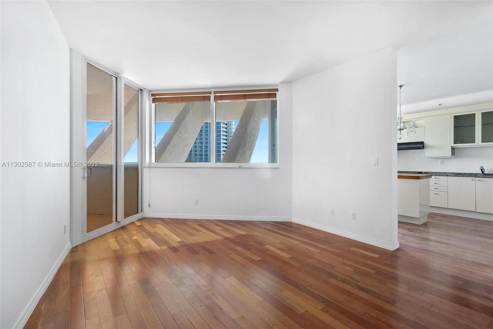 Building Photo - 300 S Pointe Dr