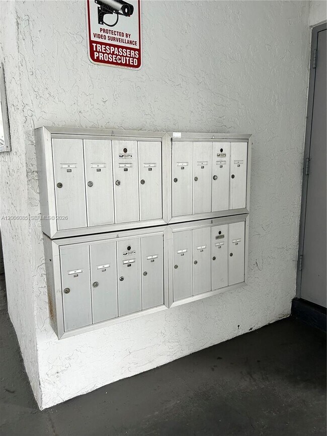 Building Photo - 3000 Sunrise Lakes Dr W