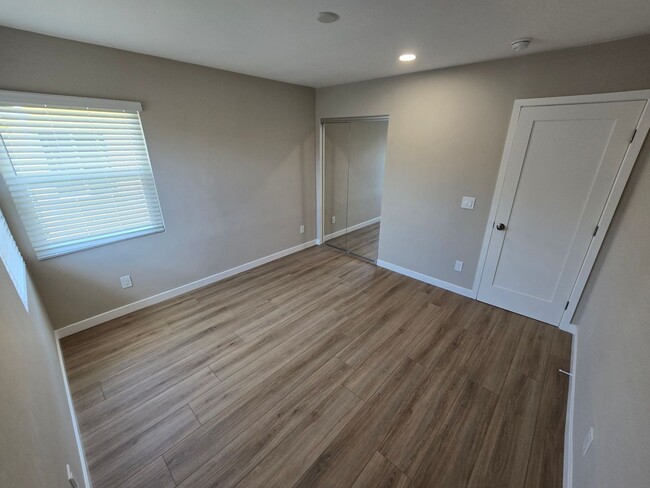 Building Photo - Fully renovated 4 bed 2 bath!