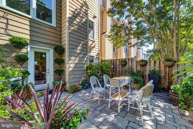 Building Photo - 8 Carriage House Cir