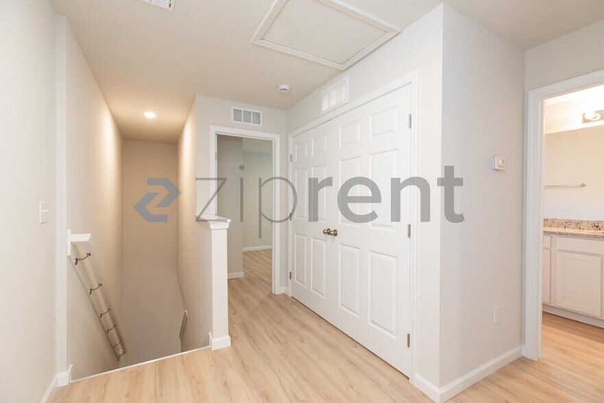 Building Photo - Unit