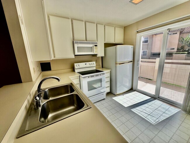 Building Photo - Spacious La Jolla 2BR/1.5BA Townhouse with...