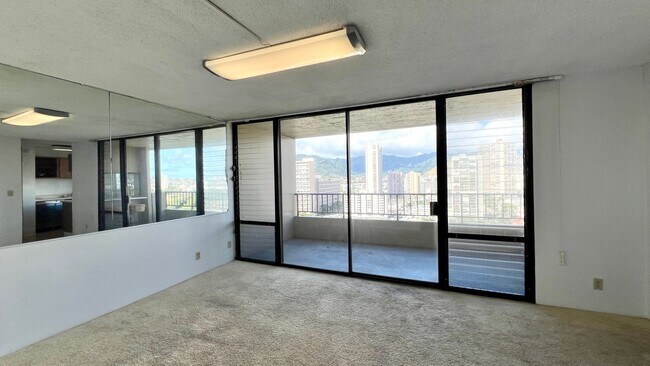 Building Photo - AVAILABLE NOW - SPACIOUS 2BD/1BA WITH 1 COVERED SECURED PARKING!