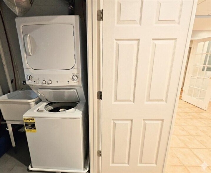 Building Photo - 2100 Bennington Ct