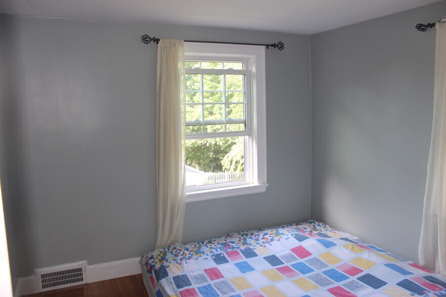Guest bedroom 1 - 8 Park Ave