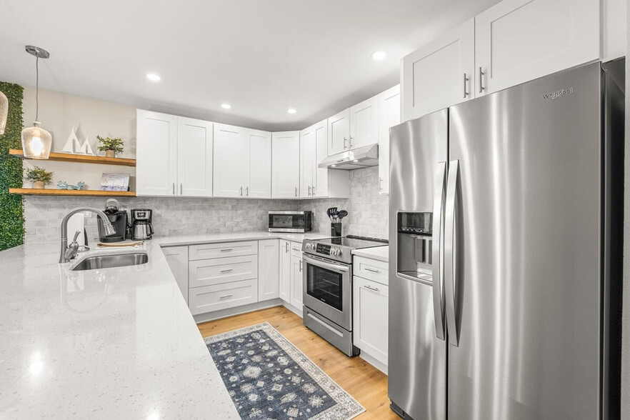 Building Photo - 10703 Del Prado Dr W