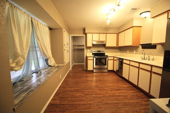 Building Photo - 3 BD 2 BA AVAILABLE NOW!! NEAR LOOKOUT RD