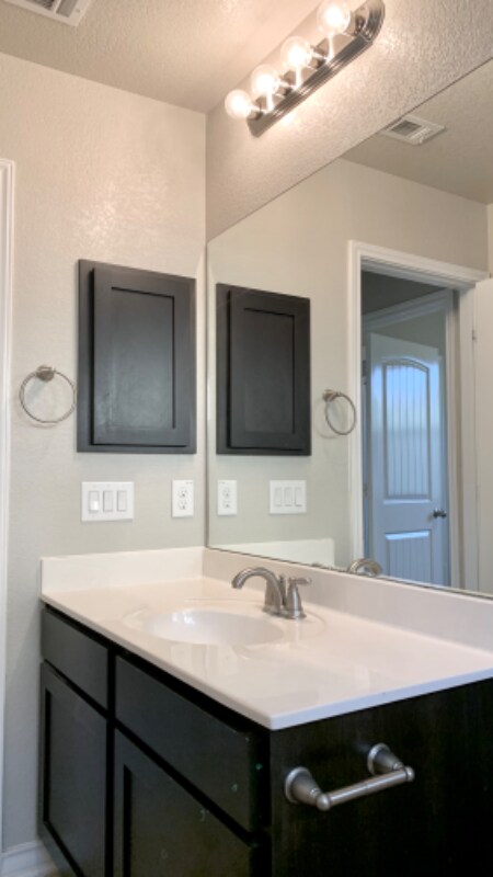 Building Photo - 3935 Woodbridge Way