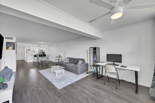 Building Photo - 2920 SW 22nd Ave