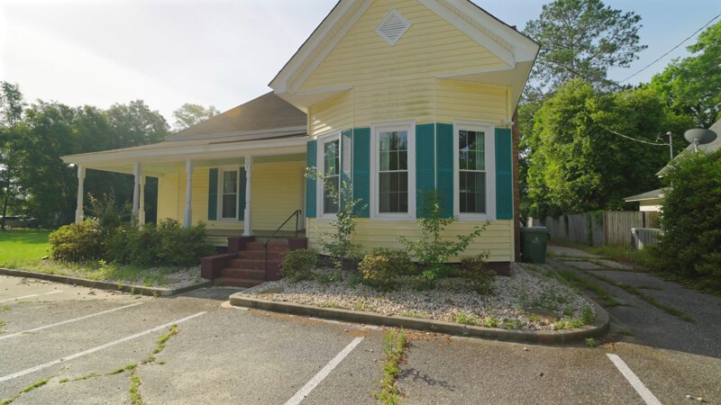 Building Photo - 307 W College Ave