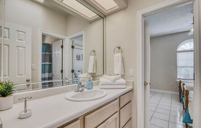 Building Photo - Short Term leases optionn4 Bedrooms 3 baths( near by Sunland Park Dr & Mesa St)